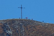 25 Maxi zoom sulla croce del Monate Cavallo (2323 m)